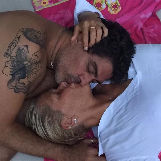 Com beijo quente, Xuxa se declara para Junno Andrade