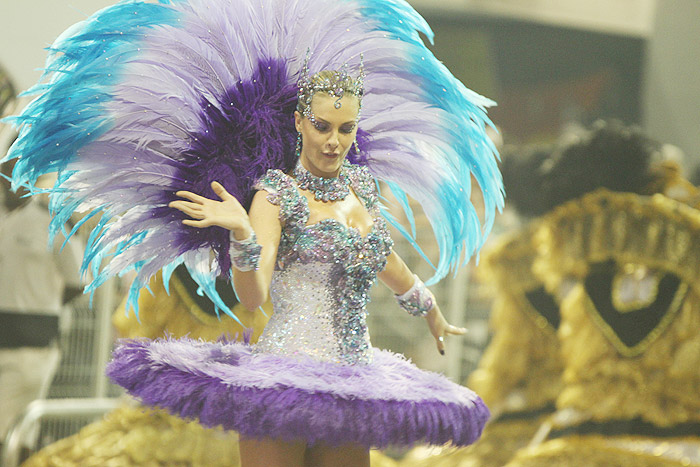 São Paulo: Linda de bailarina, Ana Hickmann abre o desfile da Vai-Vai