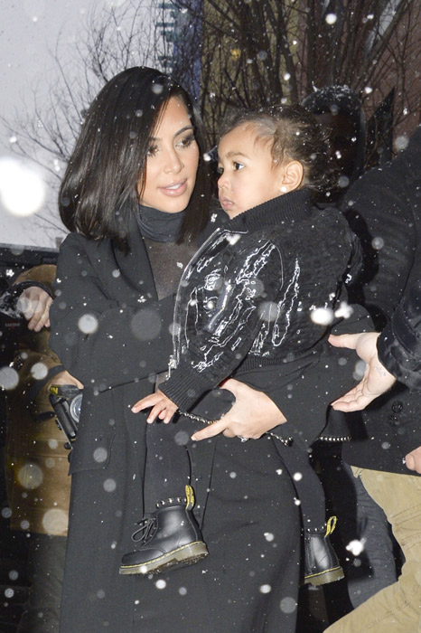  Kim Kardashian passeia por Nova York com  a pequena North West