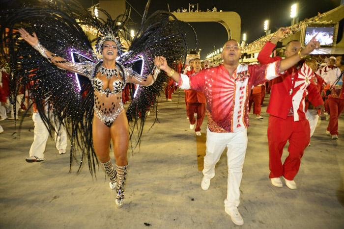 São Paulo: Legendete Alessandra Batista exibe boa forma durante desfile da Unidos de Vila Maria