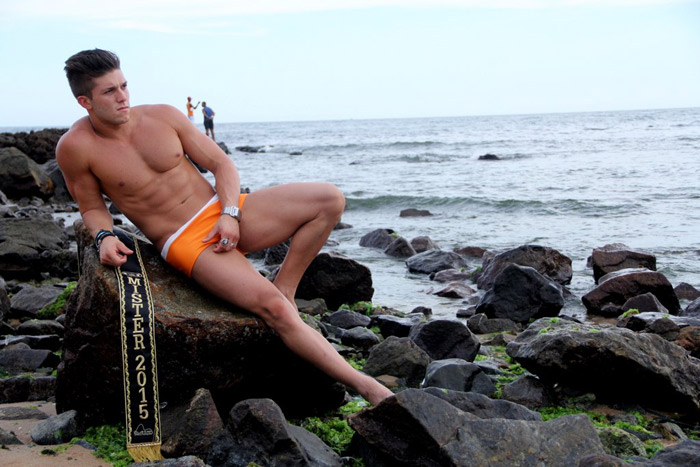 Salvador: Mister Universo Rio de Janeiro aproveita clima de folia e faz ensaio em praia baiana