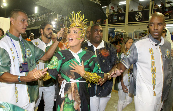 Rio: Claudia Leitte chega na concentração da Sapucaí rodeada de seguranças,