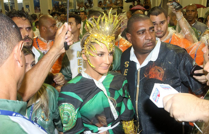 Rio: Claudia Leitte chega na concentração da Sapucaí rodeada de seguranças 