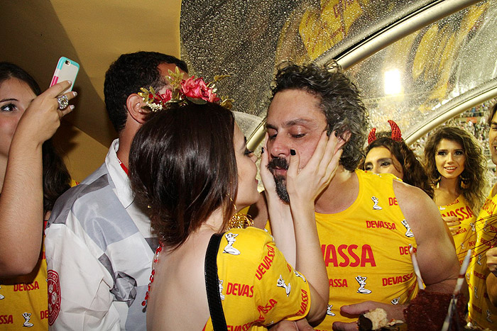 Alexandre Nero ganha beijo da namorada Karen