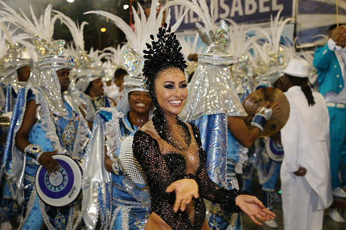 Sabrina Sato chega abençoando a bateria da Unidos de Vila Isabel 