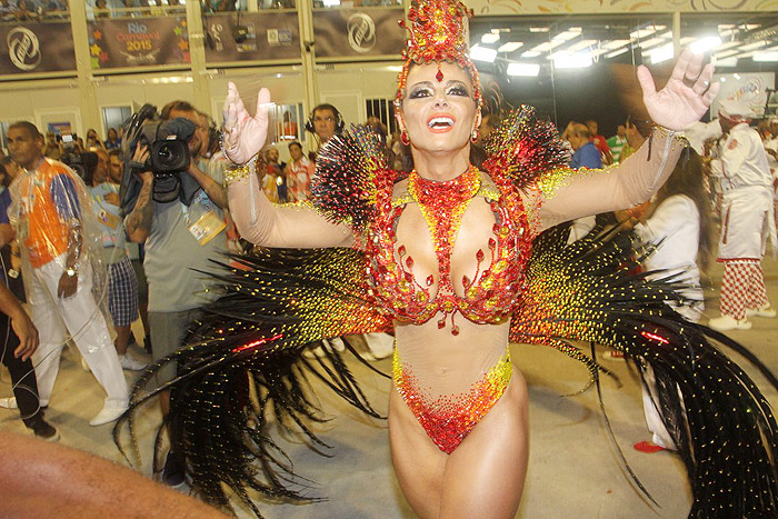 Rio: Viviane Araújo se veste de fogo para festejar seus 20 anos de Carnaval