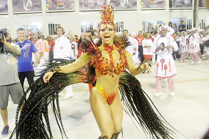 Rio: Viviane Araújo se veste de fogo para festejar seus 20 anos de Carnaval 