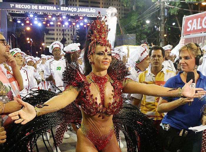 Viviane Araújo se veste de fogo para festejar seus 20 anos de Carnaval