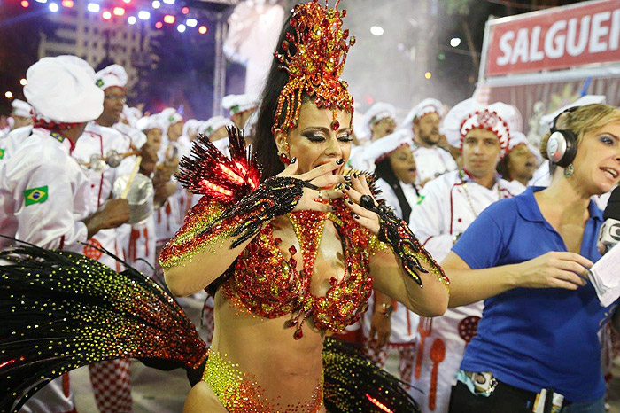 Viviane Araújo se veste de fogo para festejar seus 20 anos de Carnaval