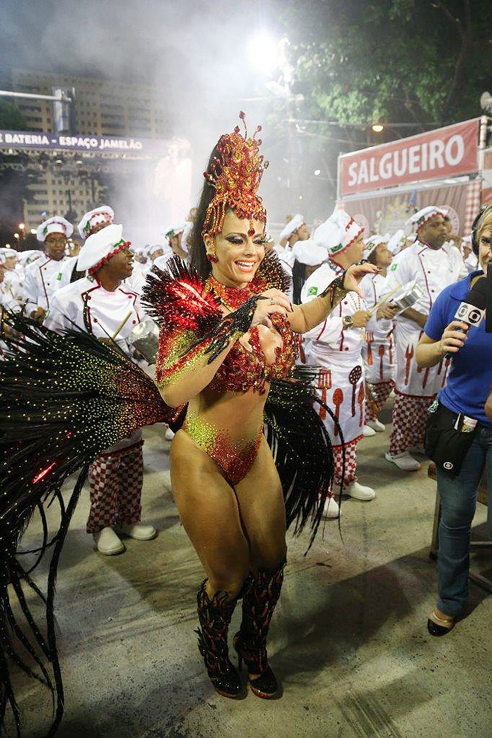 Viviane Araújo se veste de fogo para festejar seus 20 anos de Carnaval