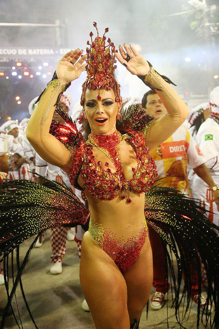 Viviane Araújo se veste de fogo para festejar seus 20 anos de Carnaval