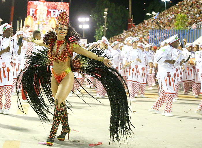 Viviane Araújo se veste de fogo para festejar seus 20 anos de Carnaval