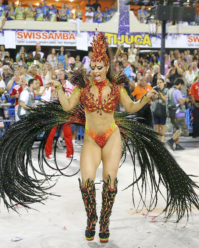 Viviane Araújo se veste de fogo para festejar seus 20 anos de Carnaval