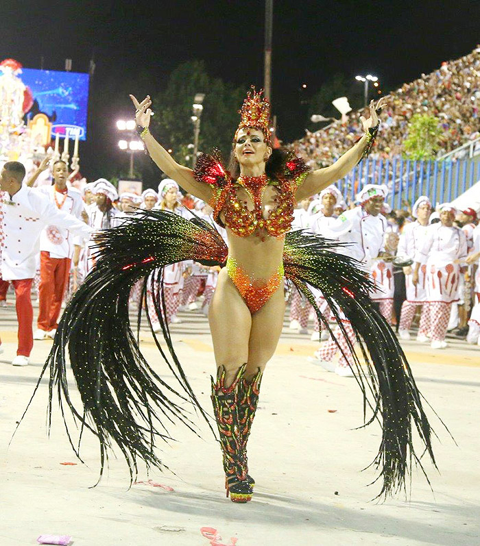 Viviane Araújo se veste de fogo para festejar seus 20 anos de Carnaval