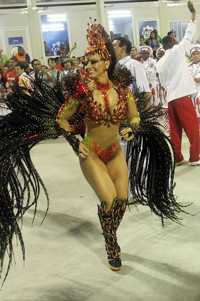 Viviane Araújo se veste de fogo para festejar seus 20 anos de Carnaval