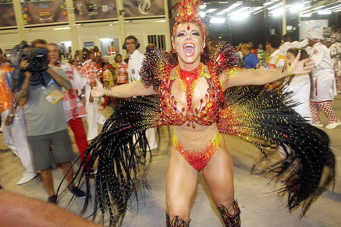 Viviane Araújo se veste de fogo para festejar seus 20 anos de Carnaval