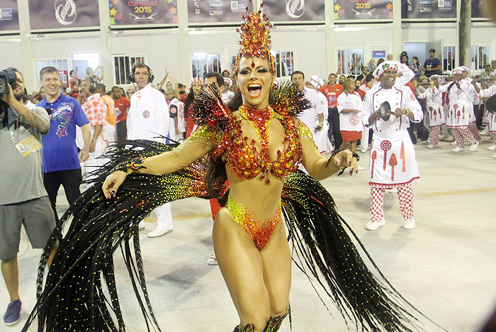 Viviane Araújo se veste de fogo para festejar seus 20 anos de Carnaval