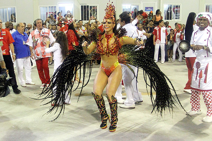 Viviane Araújo se veste de fogo para festejar seus 20 anos de Carnaval