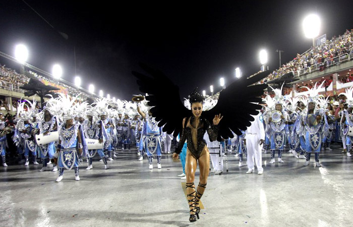 Rio: Vestida de Cisne Negro, Sabrina Sato reina na bateria da Vila Isabel 