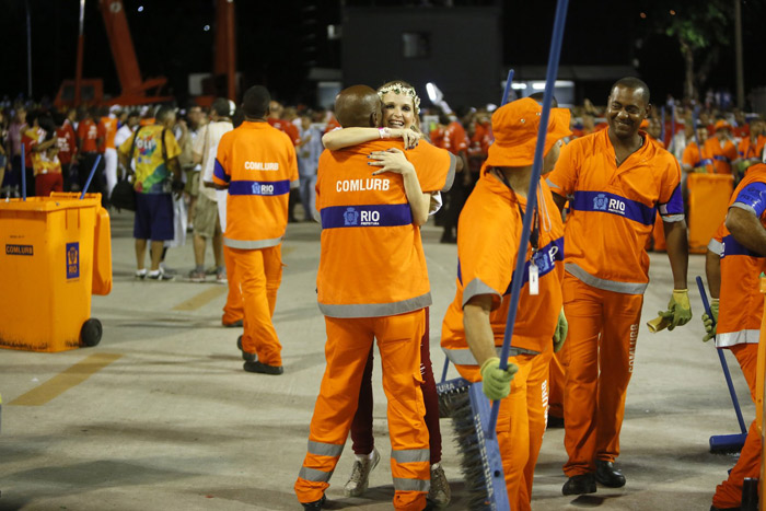 Rio: Fernanda Rodrigues esbanja alegria ao ser carregada por garis no fim do desfile do Salgueiro