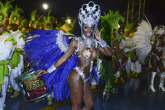São Paulo: Bailarina do Faustão, Ivi Pizzott, mostra muito samba no pé durante desfile da Camisa Verde e Branco