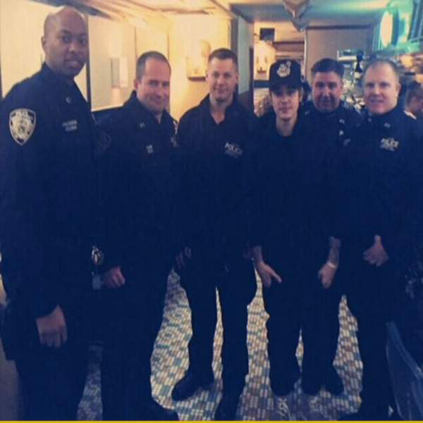 Justin Bieber paga jantar para policiais em Nova York