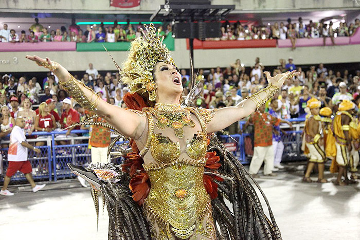 Claudia Raia brilha como rainha soberana na Beija-Flor 