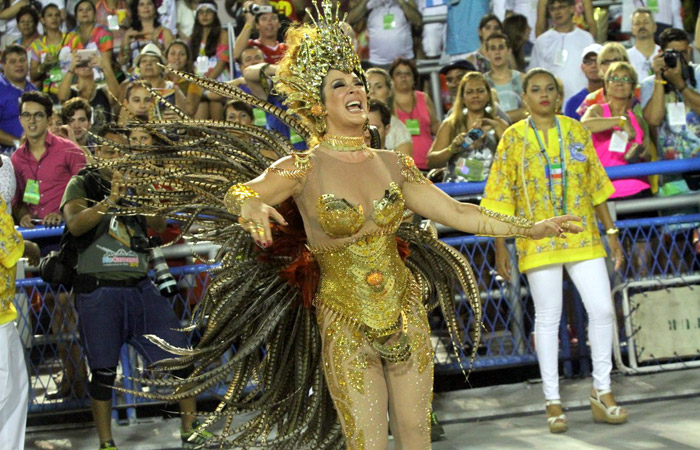 Rio: Com problemas, Claudia Raia arruma fantasia no meio da avenida