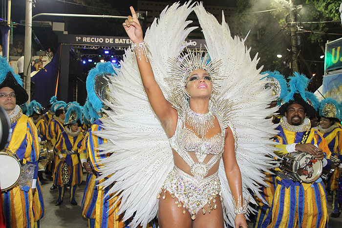 Rio: Juliana Alves emociona à frente da bateria Unidos da Tijuca 