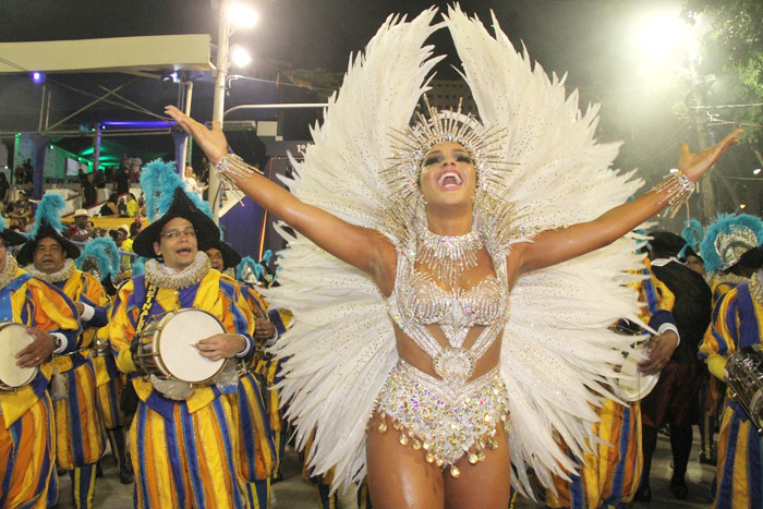 Rio: Juliana Alves emociona à frente da bateria Unidos da Tijuca 