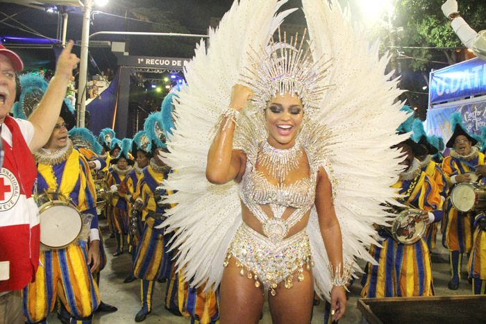 Rio: Juliana Alves emociona à frente da bateria Unidos da Tijuca 