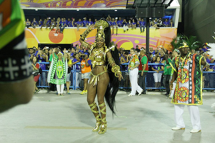 Cris Vianna se emociona e dá show no desfila da Imperatriz