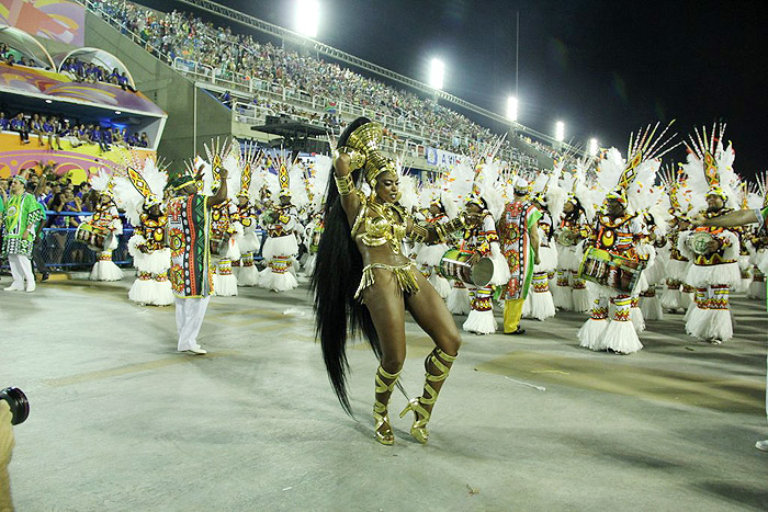 Cris Vianna se emociona e dá show no desfila da Imperatriz