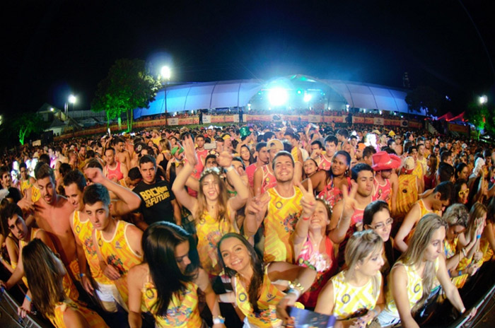 Tomate se apresenta pela primeira vez fora do Carnaval de Salvador