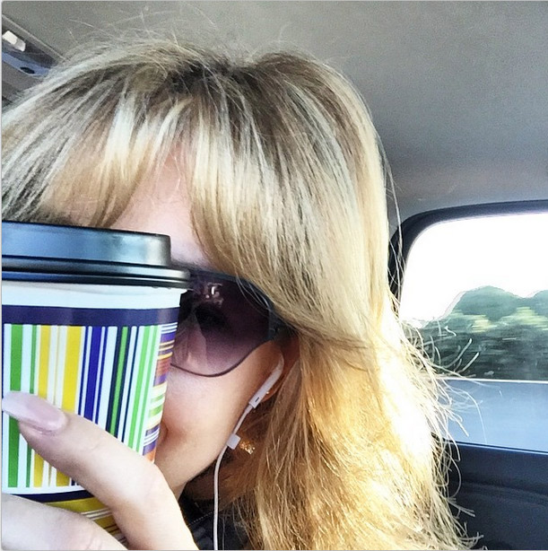 Thalia começa o dia com selfie e café