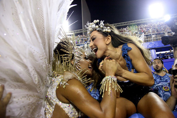 Rio: Sentada no alambrado, Sabrina Sato dá agarrão em Juliana Alves durante desfile