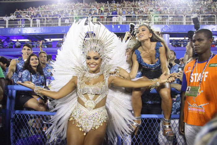 Rio: Sentada no alambrado, Sabrina Sato dá agarrão em Juliana Alves durante desfile