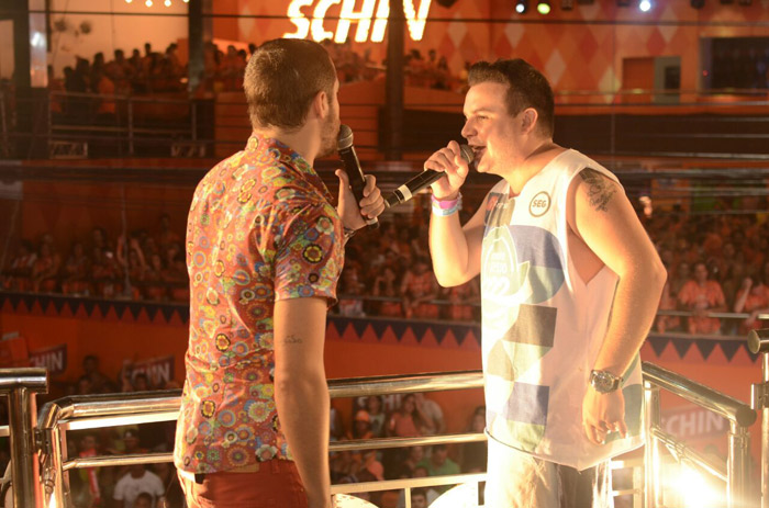 Levi Lima canta com Bruno Belutti e MC Biel na Bloco Praieiro