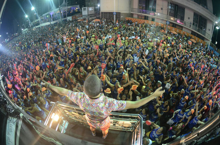 Levi Lima canta com Bruno Belutti e MC Biel na Bloco Praieiro