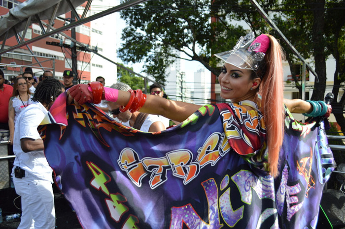 Aline Rosa arrebenta no último dia de Carnaval