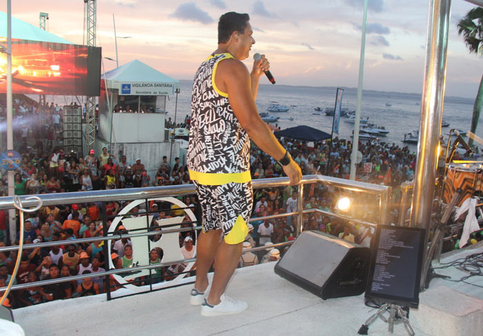 Com homenagens na camisa, Xanddy comanda trio do Harmonia