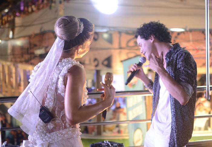 Sam Alves canta com Claudia Leitte no trio, em Salvador