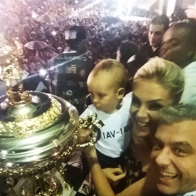 Ana Hickmann posa com troféu da Vai Vai e comemora: ‘Família reunida!’