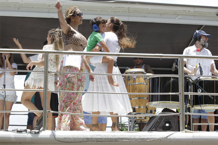 Ivete Sangalo leva o filho para cima de trio no encerramento do Carnaval de Salvador 