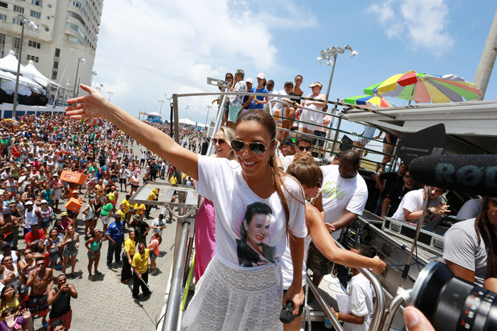 Ivete Sangalo leva o filho para cima de trio no encerramento do Carnaval de Salvador