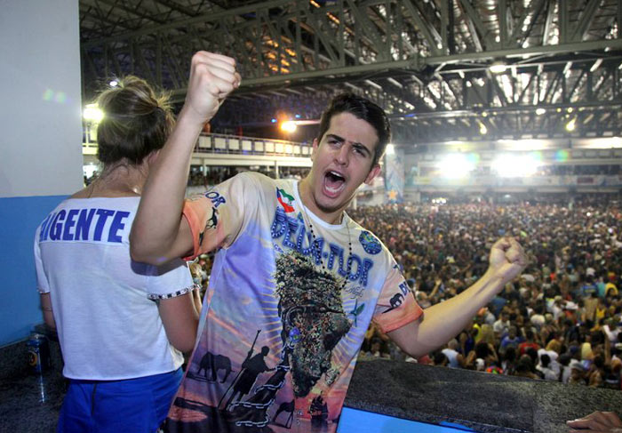 Enzo Celulari e a irmã Sophia curtem festa na quadra da campeã Beija-Flor