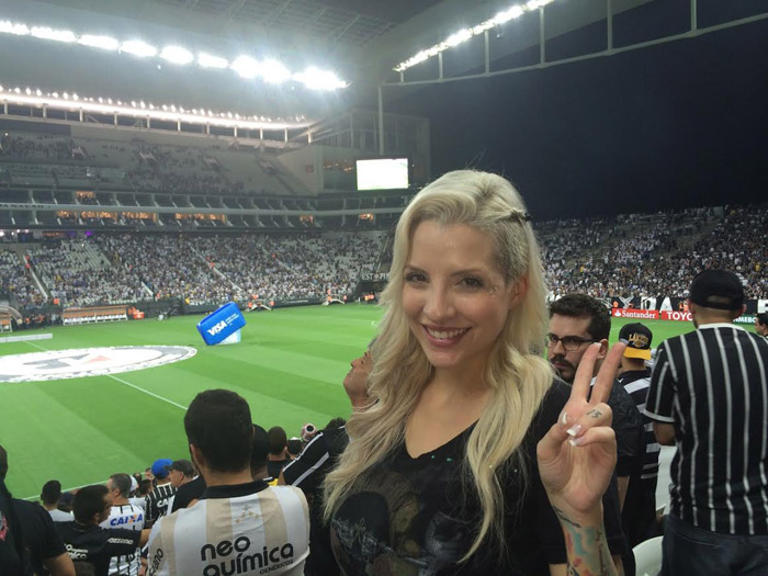 Ex-BBB Clara vai a estádio e comemora vitória do Corinthians