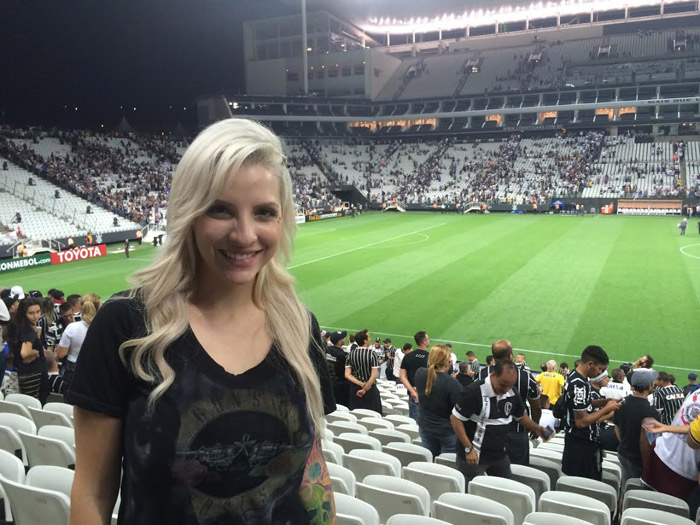 Ex-BBB Clara vai a estádio e comemora vitória do Corinthians
