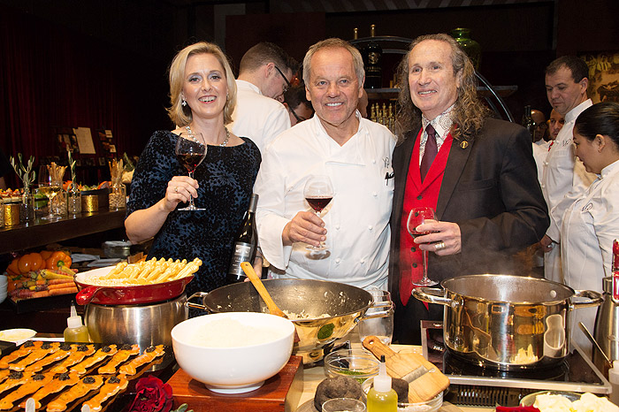 O chef austríaco Wolfgang Puck com Alison Rodriguez, da Sterling Vineyards e Jeffrey Kurland, presidente do baile do governado 2015