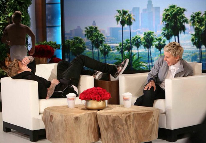 Justin Bieber cai em pegadinha de Ellen Degeneres